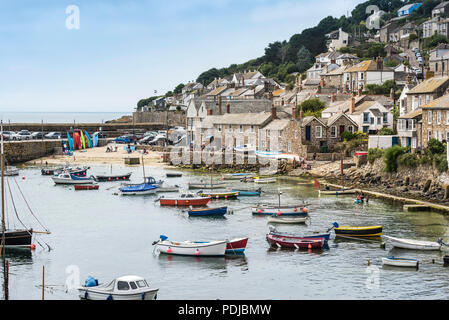 Piccole imbarcazioni ormeggiate nel pittoresco porto di Mousehole in Cornovaglia. Foto Stock