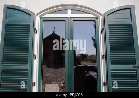 Finestra in legno con ante aperte del design moderno Foto Stock