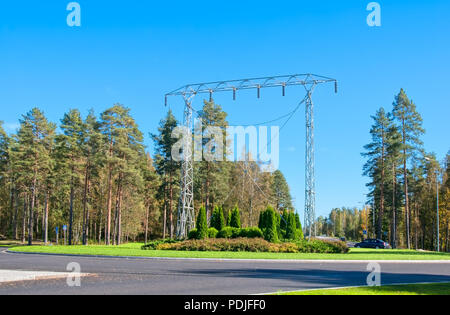 IMATRA, Finlandia - 13 settembre 2016: torre di trasmissione un monumento all'ingresso della città non lontano dalla Centrale Idroelettrica Foto Stock