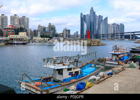 Busan, Corea del Sud - Luglio 7, 2018 : lo skyline di Haeundae vista da Millak Waterside Park Foto Stock