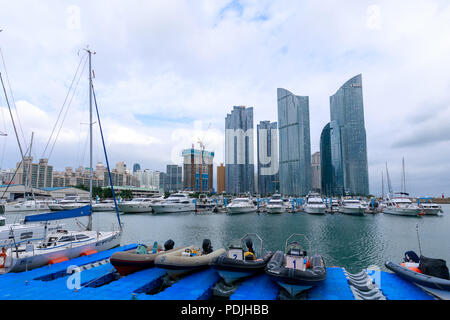 Busan, Corea del Sud - Lug 12, 2018 : Busan Marina city grattacieli con yachts Foto Stock