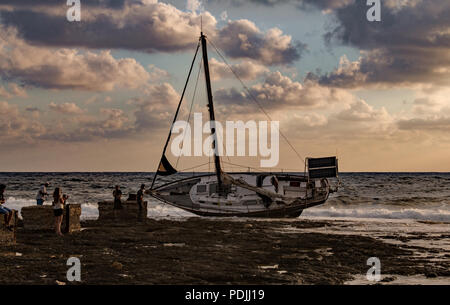 Spiaggiata yacht, Paphos,Cipro Foto Stock