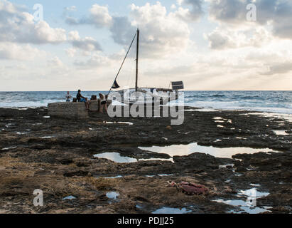 Spiaggiata yacht, Paphos,Cipro Foto Stock