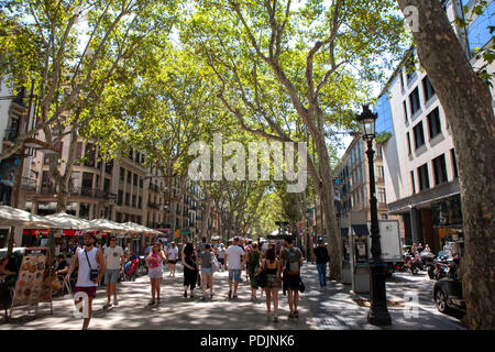 Las Ramblas la famosa strada nel centro di Barcellona, in Catalogna, Spagna nel luglio del periodo estivo Foto Stock