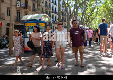 Las Ramblas la famosa strada nel centro di Barcellona, in Catalogna, Spagna nel luglio del periodo estivo Foto Stock