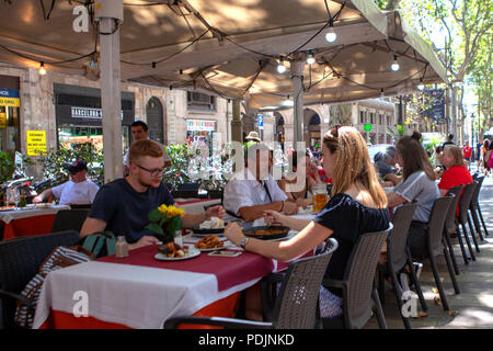 Las Ramblas la famosa strada nel centro di Barcellona, in Catalogna, Spagna nel luglio del periodo estivo Foto Stock
