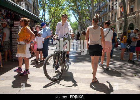 Las Ramblas la famosa strada nel centro di Barcellona, in Catalogna, Spagna nel luglio del periodo estivo Foto Stock