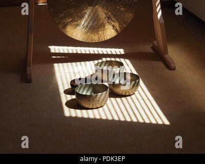 Il suono degli strumenti di guarigione, Feng Gong e SINGING BOWLS Foto Stock