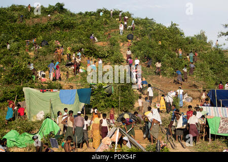 Appena arrivati i rifugiati Rohingya sono la costruzione di nuovi rifugi in colline di taglio e la pulizia di siepi a Ukhia In Cox bazar del Bangladesh. Foto Stock