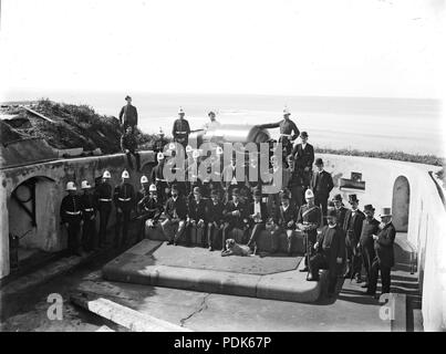 8 9 pollice di pistola e equipaggio Fort Scratchley 24 maggio 1890 3631694466 Flickr Foto Stock