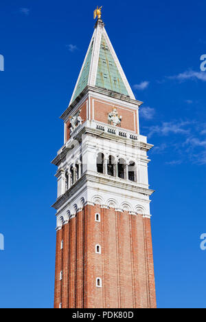 San Marco torre campanaria a Venezia in una soleggiata giornata estiva, cielo blu Foto Stock