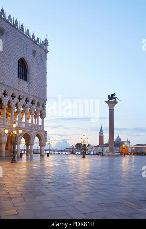 Piazza San Marco con la colonna con il leone alato e Palazzo Ducale, nessuno la mattina presto a Venezia, Italia Foto Stock