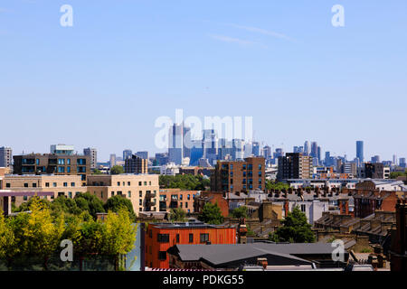 Elevato aumento edifici per uffici a Canary Wharf developement, visto da Kennington, Londra Foto Stock