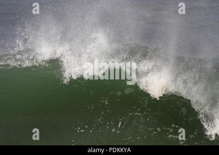 Immagine dettagliata di una grande rottura onda oceano Foto Stock