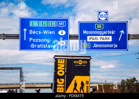 Segno di overhead dividendo l'autostrada per due diversi paesi - Vienna e Bratislava, Slovacchia Foto Stock