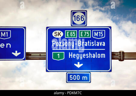 Segno di overhead dividendo l'autostrada per due diversi paesi - Vienna e Bratislava, Slovacchia Foto Stock