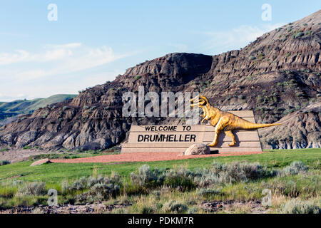 Luglio 12, 2018 - Drumheller, Alberta, Canada: Benvenuto a Drumheller segno con dinosauro all'ingresso in città nel paese di Drumheller, Alberta, Canada. Foto Stock