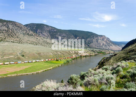 Un CN (Canadian National) frieght treno il trasporto merci accanto al Thompson River vicino Spences Bridge, British Columbia, Canada. Foto Stock