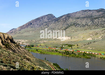 Un CN (Canadian National) frieght treno il trasporto merci accanto al Thompson River vicino Spences Bridge, British Columbia, Canada. Foto Stock