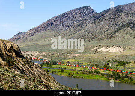 Un CN (Canadian National) frieght treno il trasporto merci accanto al Thompson River vicino Spences Bridge, British Columbia, Canada. Foto Stock