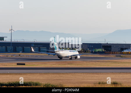 Vancouver, Canada - Circa 2018 : Westjet Boeing 737 all'Aeroporto Internazionale di Vancouver Foto Stock