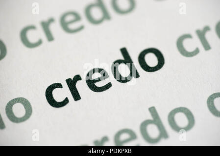Credo parola stampata su carta bianca macro Foto Stock