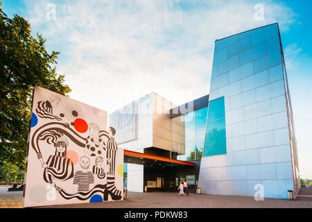 HELSINKI, Finlandia - 28 luglio 2014: la gente camminare vicino al museo di arte moderna Kiasma in Mannerheiminaukio street. Foto Stock