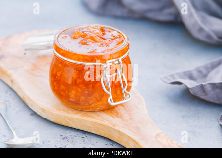 Vaso di vetro con cloudberry inceppamento. Cucina nordica. Foto Stock