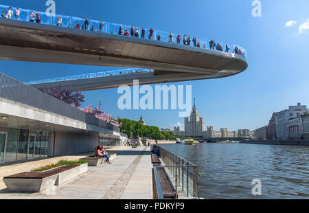 Mosca, Russia, 13 Maggio 2018: persone su un ponte galleggiante nel paesaggio park Zariadye Foto Stock