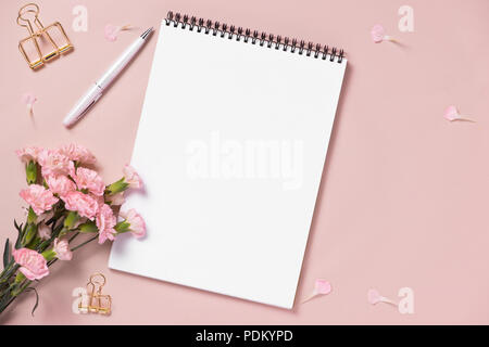 Vista superiore nota prenota anf fiori sul desktop. Per quanto riguarda wedding planner concept Foto Stock