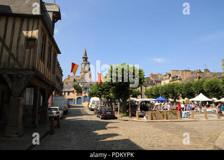 Vista della Maison de Auguste Pavie e Place Saint Saveur, Dinan, Cotes d'Armor Bretagna, Francia Foto Stock