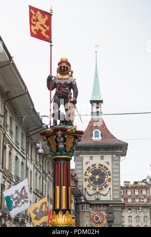 Fontana Zahringerbrunnen, è stato costruito nel 1535 come un memoriale per il fondatore di Berna, Berchtold von Zähringer. La statua è un orso in armatura completa Foto Stock