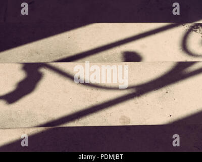 Ombra di recinzione decorativo sui gradini di pietra. Foto Stock