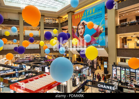 Grande magazzino Stockmann interno dello shopping di Helsinki Foto Stock