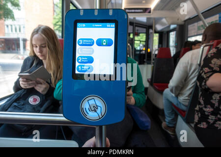 Scheda HSL e Visitatore Card reader a Helsinki il Tram. Smart card contactless biglietto elettronico validator. Biglietto del Tram scorrendo la macchina. Foto Stock