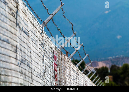 Recinzione a ciclone e filo spinato; sito industriale; Smelledertown, vicino Salida; Colorado; USA Foto Stock