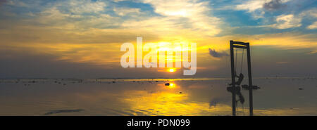 Bel tramonto foto sull isola indonesiana Gili Trawangan con vulcano Agung in lui indietro Foto Stock