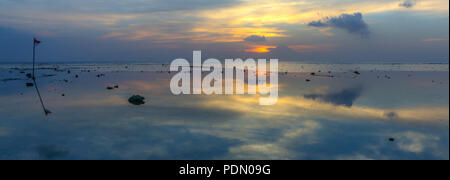 Bel tramonto foto sull isola indonesiana Gili Trawangan con vulcano Agung in lui indietro Foto Stock