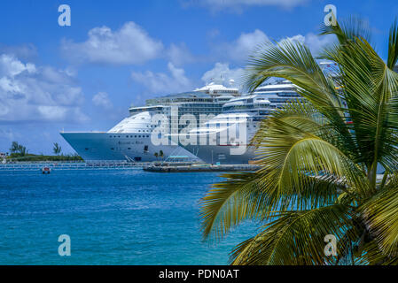 Due navi da crociera sul dock fianco a fianco e il palm tree nei Caraibi Porto di Nassau Bahamas Foto Stock