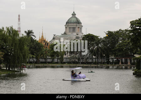 Bangkok, Tailandia. 09Aug, 2018. Gli ospiti godono di barche a remi come si vede il Ananta Samakhom trono Hall in background in Zoo di Dusit in Bangkok Bangkok di punto di riferimento "Zoo usit", aperto il 18 marzo 1938 situato su un terreno ai sensi del regio demanio, si concluderà alla fine di agosto 2018 dopo 80 anni, operando quindi trasferirsi in una nuova area in estremo oriente Bangkok. Credito: Seksan Roj/Pacific Press/Alamy Live News Foto Stock