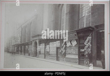 177 Kalverstraat, Gezicht op de winkels aan de voet van de Nieuwezijds Kapel (de 'kastjes'), kort voor de afbraak nel 1908 Foto Stock
