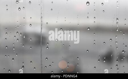 Gocce di pioggia su una finestra Foto Stock