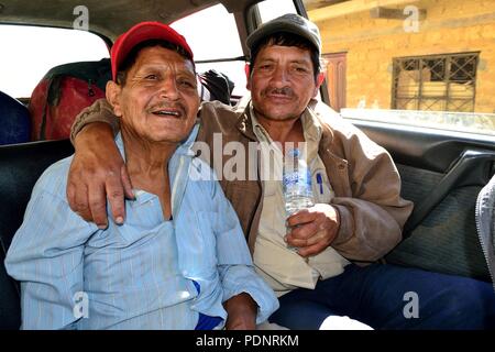 Bere il liquore di canna da zucchero in Huachumo - El Carmen DE LA FRONTERA - Ecuador confine - Huancabamba. Dipartimento di Piura .PERÙ Foto Stock