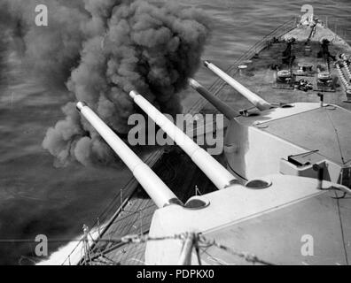 57 HMAS Canberra 8 pollici di pistola che spara SLV H 322698.105 Foto Stock