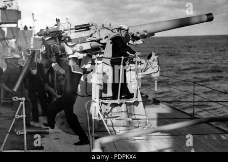 57 HMAS Canberra QF 4 pollici Mk V AA pistola e equipaggio SLV H98.105 3227 Foto Stock