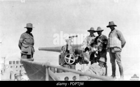 10 AIF truppe con QF 4 inch Mk I-III gun 1914 AWM P00326.017 Foto Stock