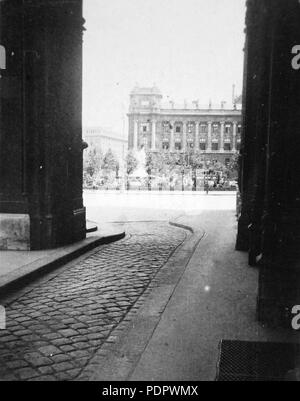 185 Kossuth Lajos tér, Parlament XVII-es kapu, háttérben un Kúria épülete. Fortepan 14256 Foto Stock