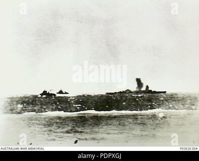 26 spray bomba circonda il Royal Netherlands cruiser Java Foto Stock