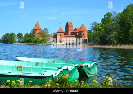 Tre barche nel lago davanti al Castello di Trakai Foto Stock