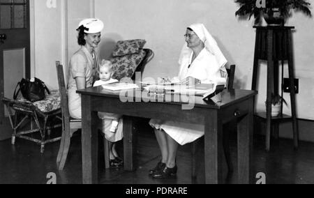 102 Queensland Archivi di Stato 1485 che illustra le attività di madre e bambino Servizio Sociale Aprile 1950 Foto Stock